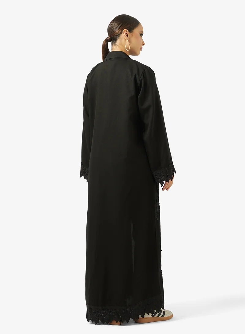 هيا كلوزيت عباية بياقة واسعة مزينة بالدانتيل